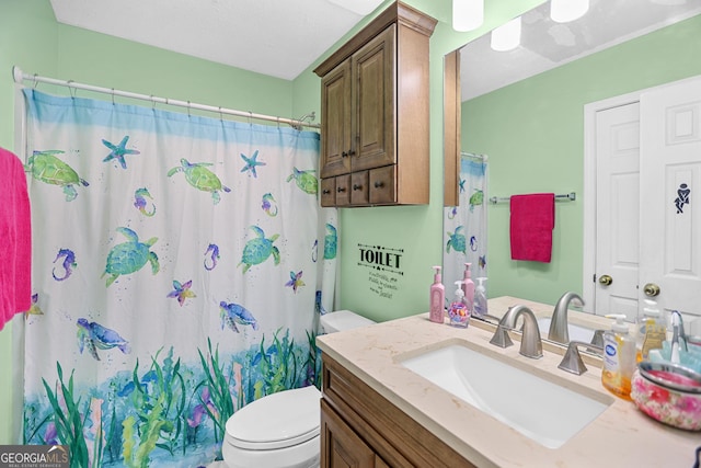 full bath with toilet, a shower with shower curtain, and vanity