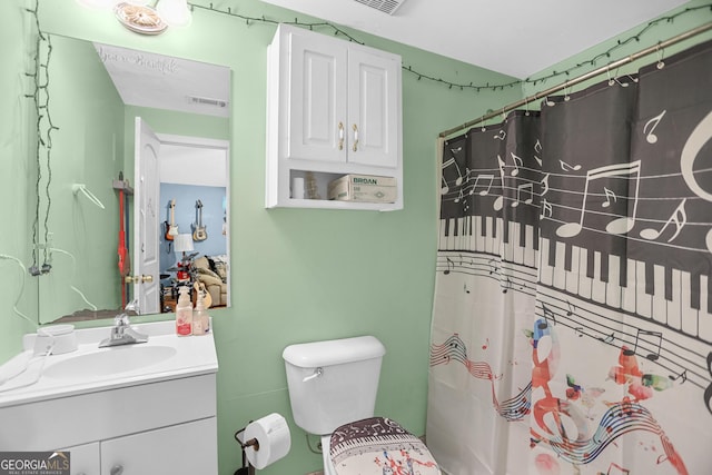 full bathroom featuring toilet, a shower with shower curtain, and vanity