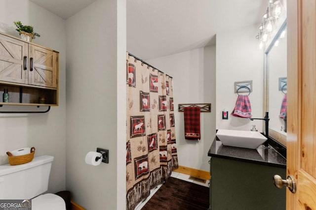 full bath featuring baseboards, visible vents, toilet, a shower with curtain, and vanity