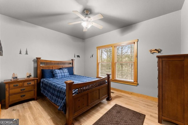 bedroom with light wood-type flooring, baseboards, and ceiling fan