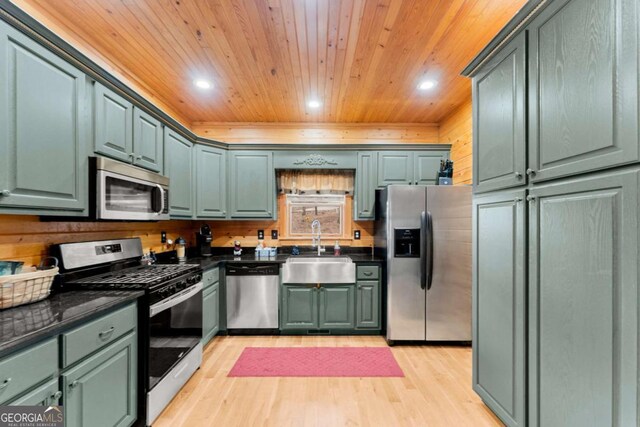 wooden terrace with a ceiling fan