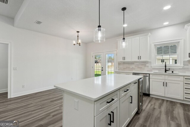 kitchen featuring tasteful backsplash, visible vents, dark wood finished floors, and a sink