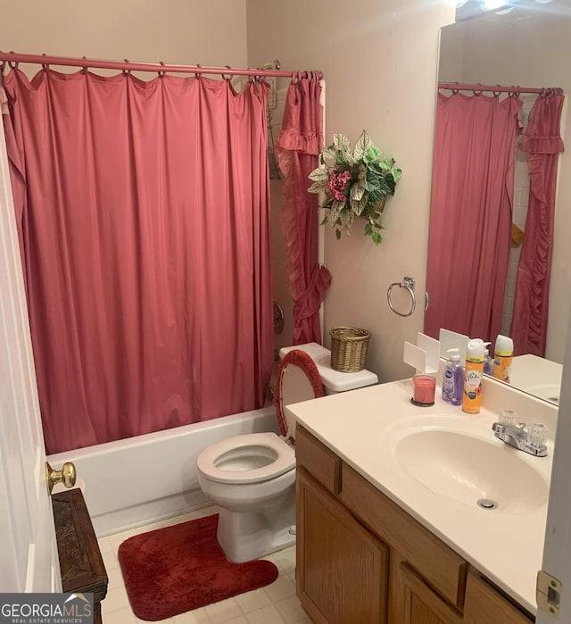 bathroom with shower / tub combo with curtain, vanity, and toilet