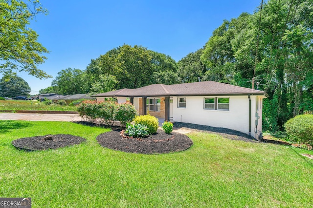 ranch-style home featuring a front lawn