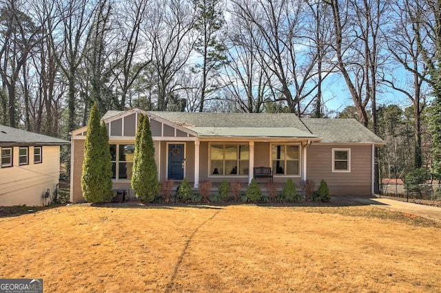 view of front facade featuring covered porch and a front lawn