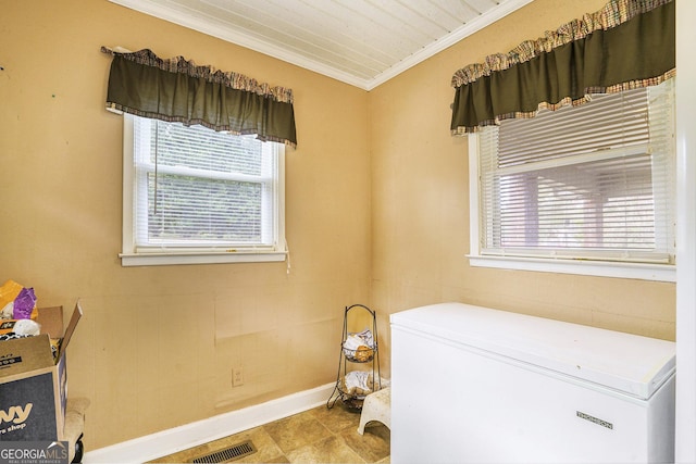 laundry room featuring ornamental molding, a wealth of natural light, visible vents, and baseboards