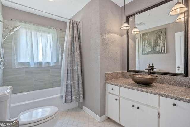 bathroom with vanity, shower / bath combo with shower curtain, toilet, and baseboards