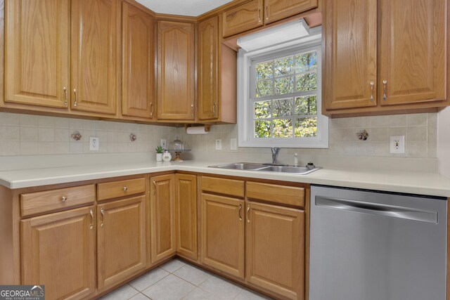 unfurnished room featuring light tile patterned floors, visible vents, and baseboards