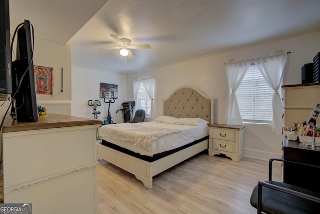 bedroom with light wood-style flooring, baseboards, ceiling fan, and crown molding