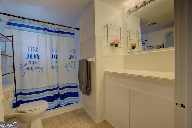 full bath with visible vents, tile patterned flooring, toilet, and a shower with curtain