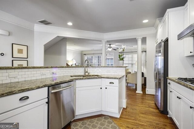 kitchen featuring a sink, white cabinetry, visible vents, appliances with stainless steel finishes, and crown molding