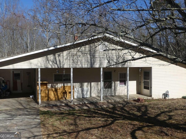 view of front facade with driveway