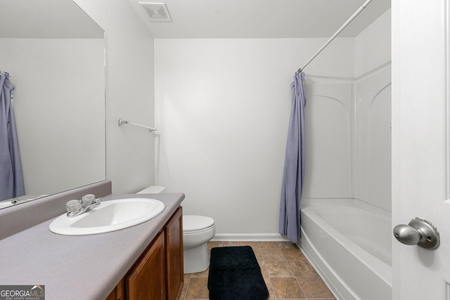 bathroom with toilet, shower / tub combo, vanity, visible vents, and baseboards