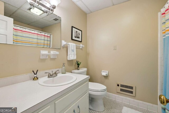 bedroom featuring baseboards, visible vents, carpet floors, and a drop ceiling
