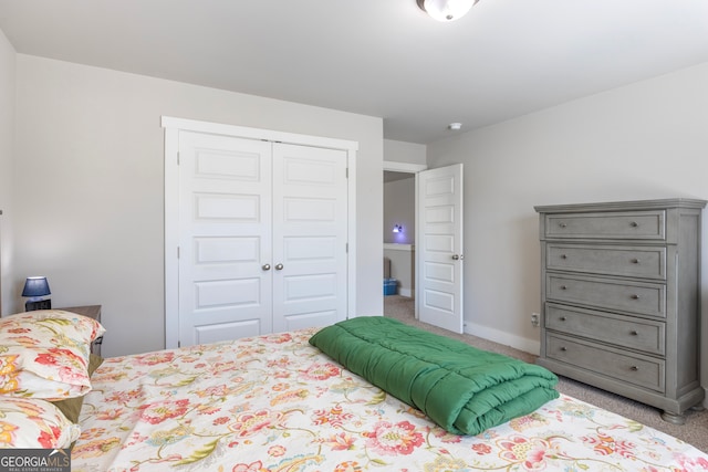 bedroom featuring carpet floors, baseboards, and a closet