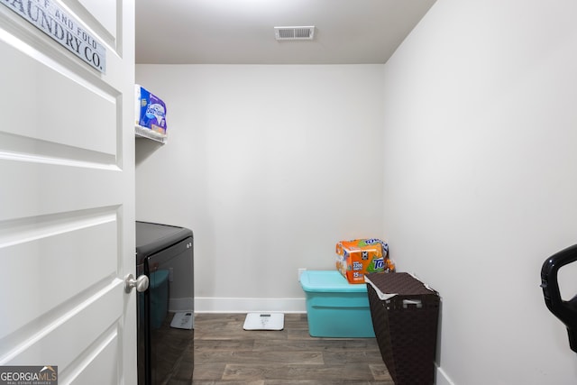 laundry room featuring laundry area, baseboards, visible vents, wood finished floors, and independent washer and dryer