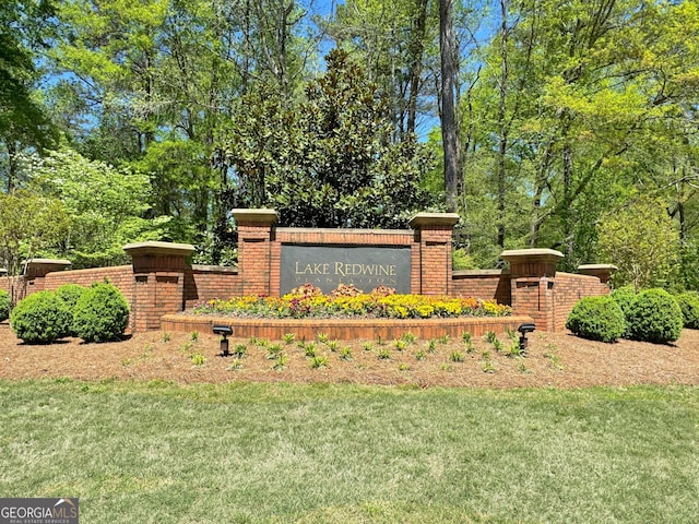 community sign featuring a yard