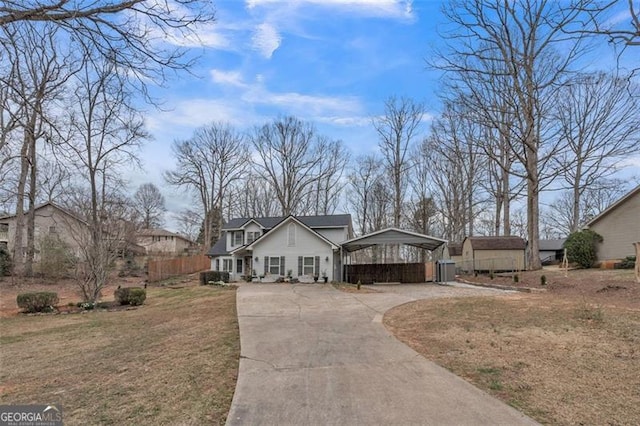 traditional home featuring fence, a front lawn, and concrete driveway