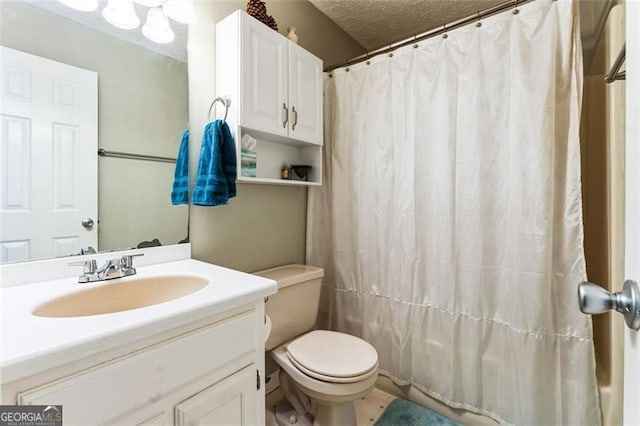 full bathroom featuring toilet, curtained shower, a textured ceiling, and vanity