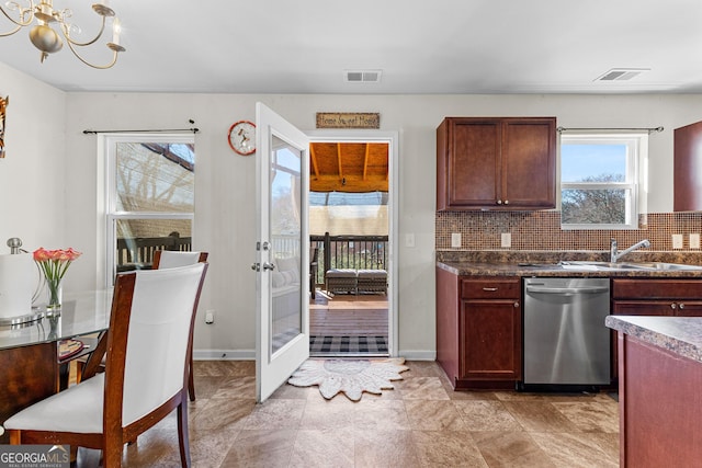 kitchen featuring dark countertops, visible vents, a chandelier, dishwasher, and decorative backsplash