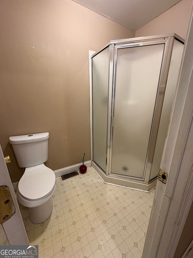 full bathroom featuring visible vents, a shower stall, toilet, and tile patterned floors