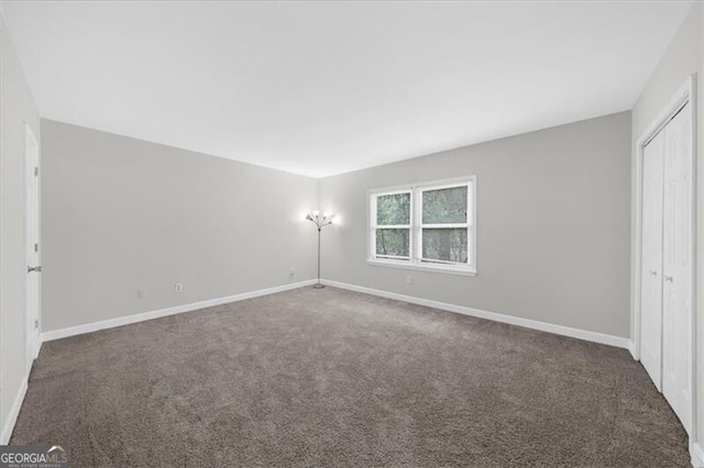 unfurnished bedroom featuring a closet, carpet flooring, and baseboards