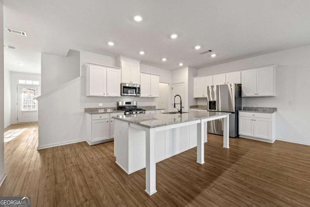 kitchen with visible vents, a sink, dark wood-style floors, white cabinetry, and stainless steel appliances