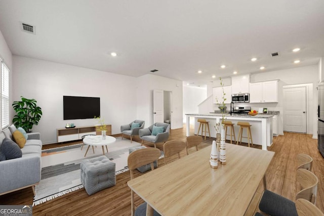 dining room featuring recessed lighting, visible vents, light wood finished floors, and baseboards