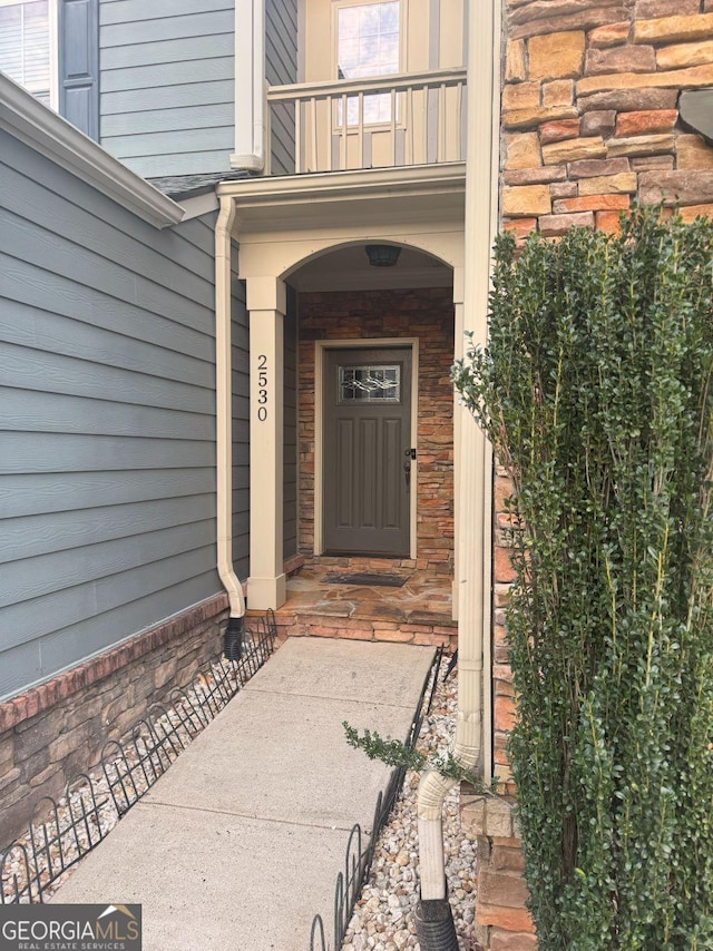 property entrance featuring a balcony