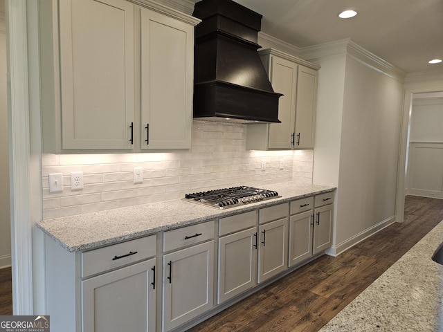 kitchen with crown molding, premium range hood, recessed lighting, dark wood-type flooring, and backsplash