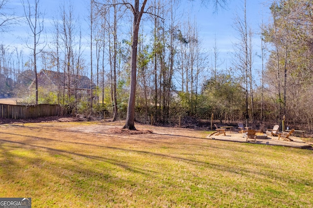 view of yard featuring a fire pit