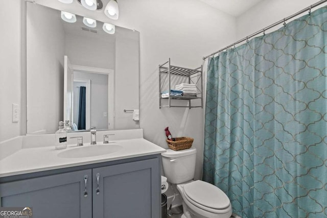 full bathroom with toilet, a shower with shower curtain, vanity, and visible vents