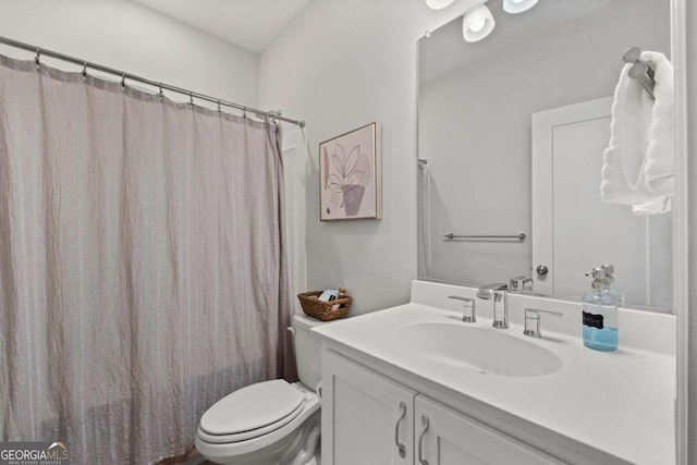 full bathroom featuring toilet, a shower with curtain, and vanity