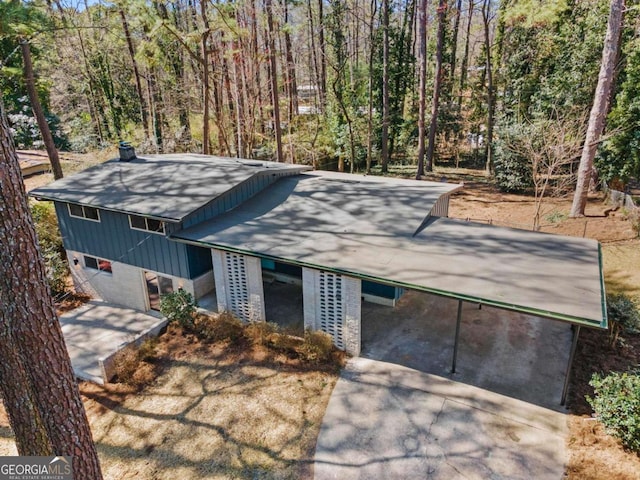 view of front of house featuring a forest view