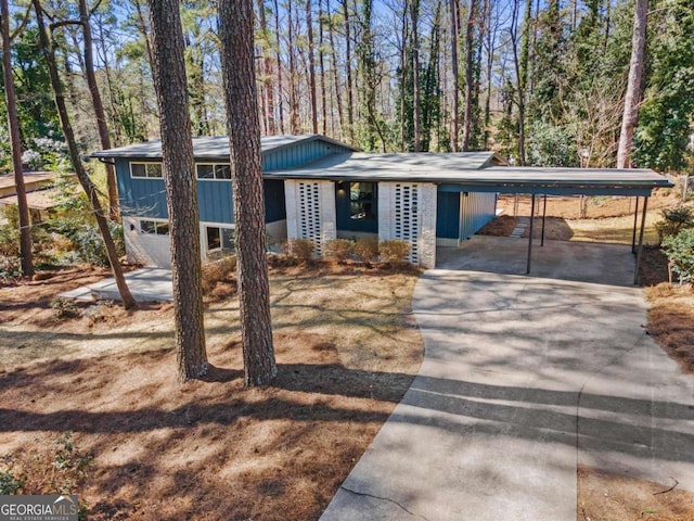 view of front of home featuring driveway and a carport