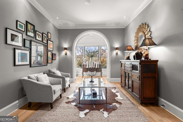 living area featuring crown molding, recessed lighting, baseboards, and light wood finished floors