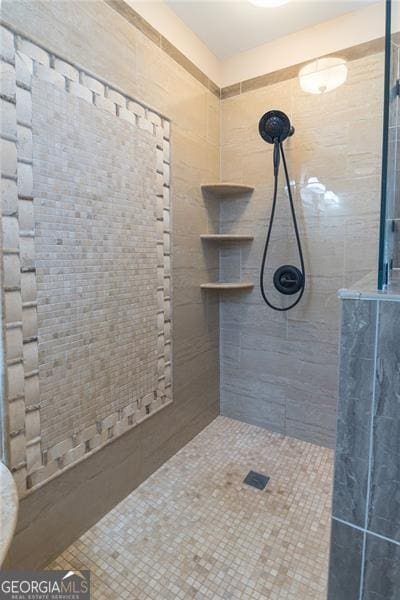 bathroom featuring tiled shower