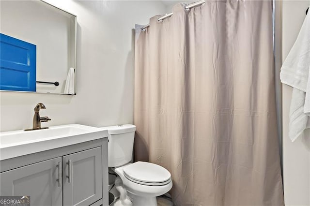 bathroom with toilet, a shower with curtain, and vanity