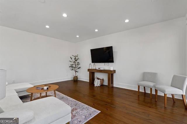 living area featuring baseboards, wood finished floors, and recessed lighting