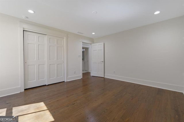 unfurnished bedroom featuring recessed lighting, dark wood finished floors, and baseboards