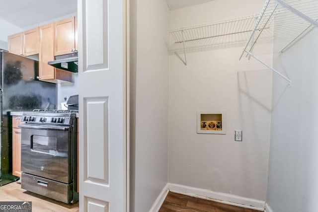 washroom with washer hookup, laundry area, light wood-style flooring, and baseboards