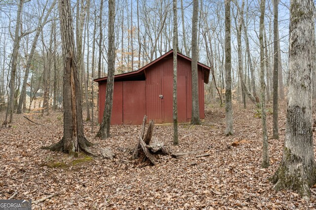 view of outdoor structure featuring an outbuilding