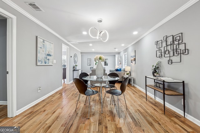 dining space featuring crown molding, recessed lighting, visible vents, light wood-type flooring, and baseboards