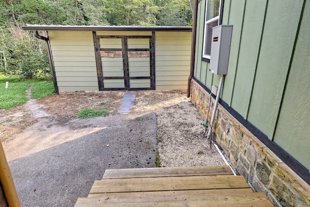 view of outdoor structure featuring an outbuilding