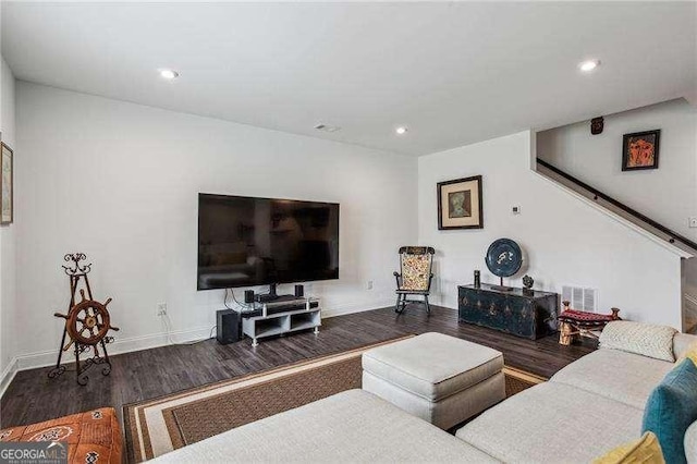 living room featuring baseboards, visible vents, wood finished floors, and recessed lighting