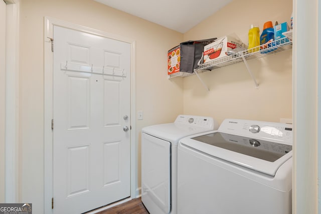 washroom with dark wood-style floors, laundry area, and independent washer and dryer