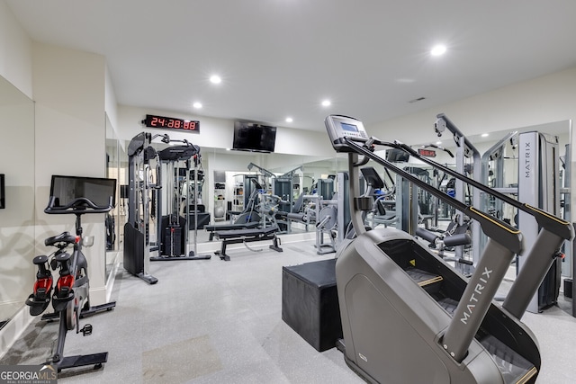 exercise room featuring recessed lighting