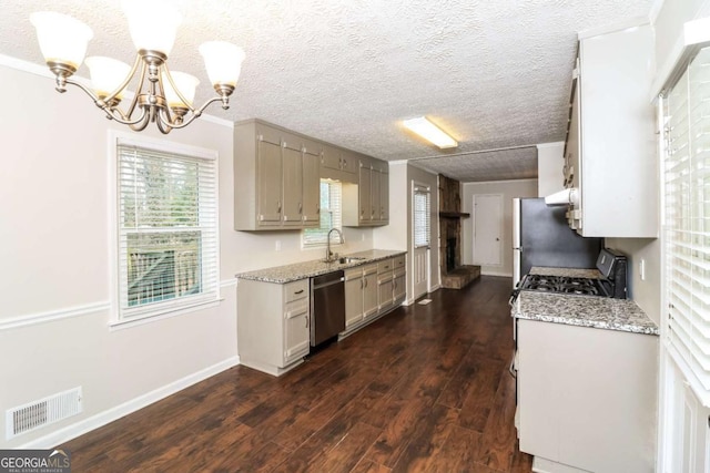 kitchen with visible vents, dark wood-type flooring, a sink, stainless steel appliances, and a notable chandelier