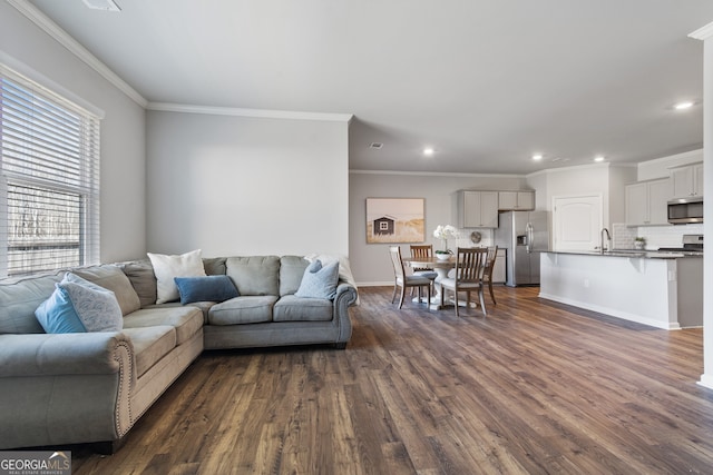 living room with dark wood-style floors, ornamental molding, baseboards, and recessed lighting