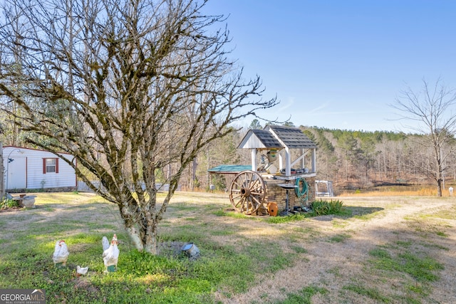 view of yard with an outdoor structure